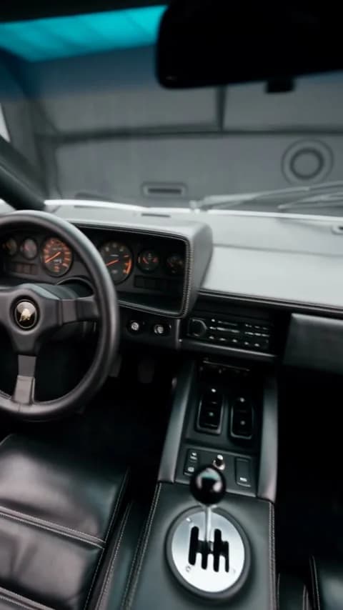 Cockpit mit Dreispeichen-Lenkrad und Schaltkulisse, KI-Video