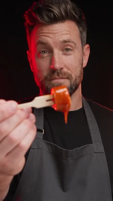 Kai mit Currywurst auf der Holzgabel, KI-Video