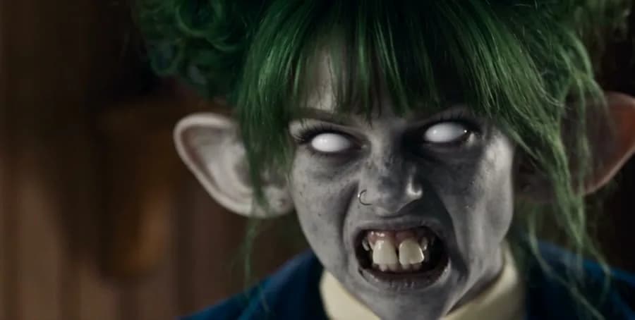 Frau mit grünen Haaren als Zombie, Szene aus einem KI-Kurzfilm
