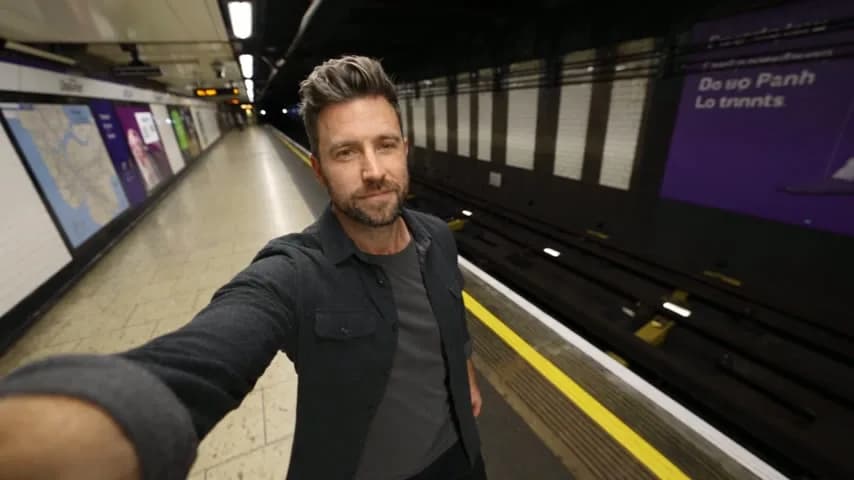 Mann filmt sich am U-Bahnsteig, Originalvideo