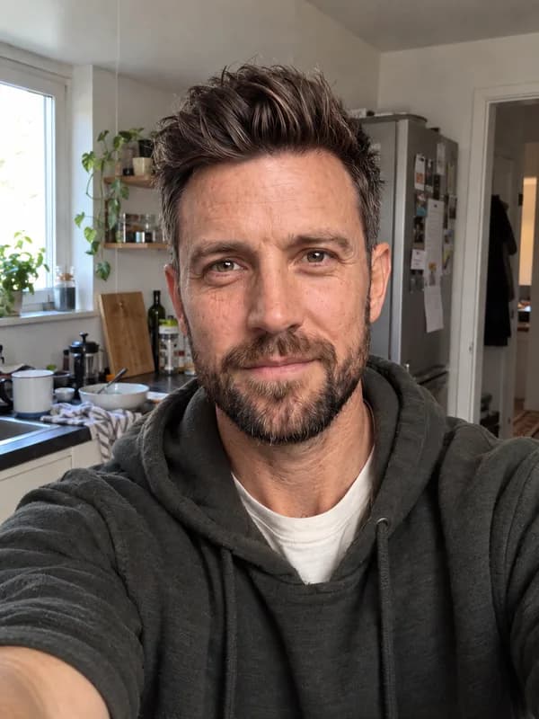 Selfie von Kai in der Küche, Arm im Bild